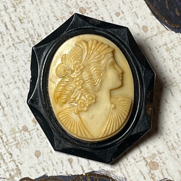 Antique Vintage Carved Acrylic Cameo Brooch Unsigned - Picture 4 of 7